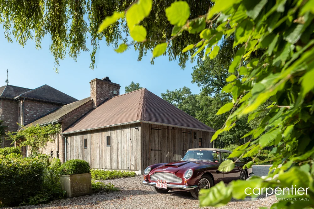 Rustikale Garage mit Fassade aus wiederverwendetem Altholz, Barnwood, Garagentor geschlossen