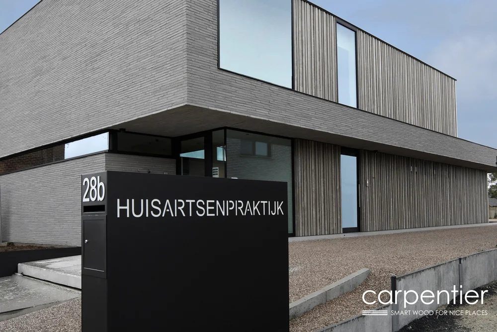 Gebäudeecke mit Kombination aus Klinker und vertikaler Holzlattung