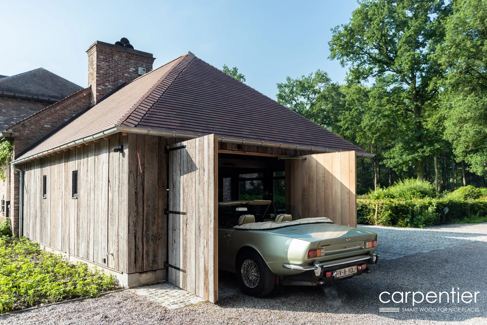 Rustikale Garage aus Barnwood mit geöffnetem Tor und Oldtimer
