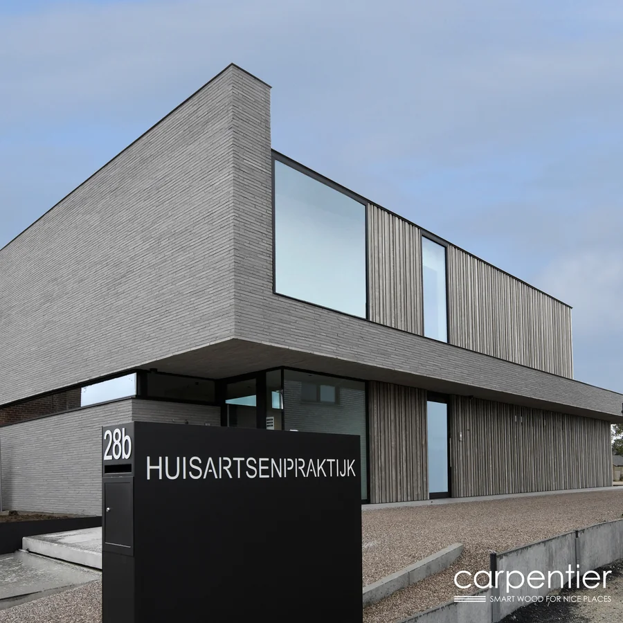 Gebäudeecke mit Kombination aus Klinker und vertikaler Holzlattung