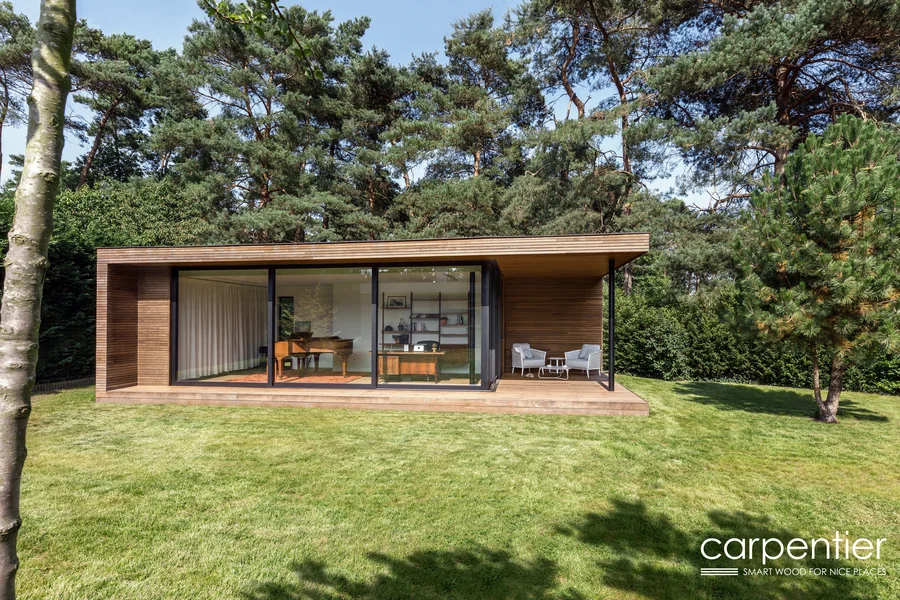 Gartenpavillon mit horizontaler Holzlattung im Profil Pure, Blick in den Innenraum mit Flügel