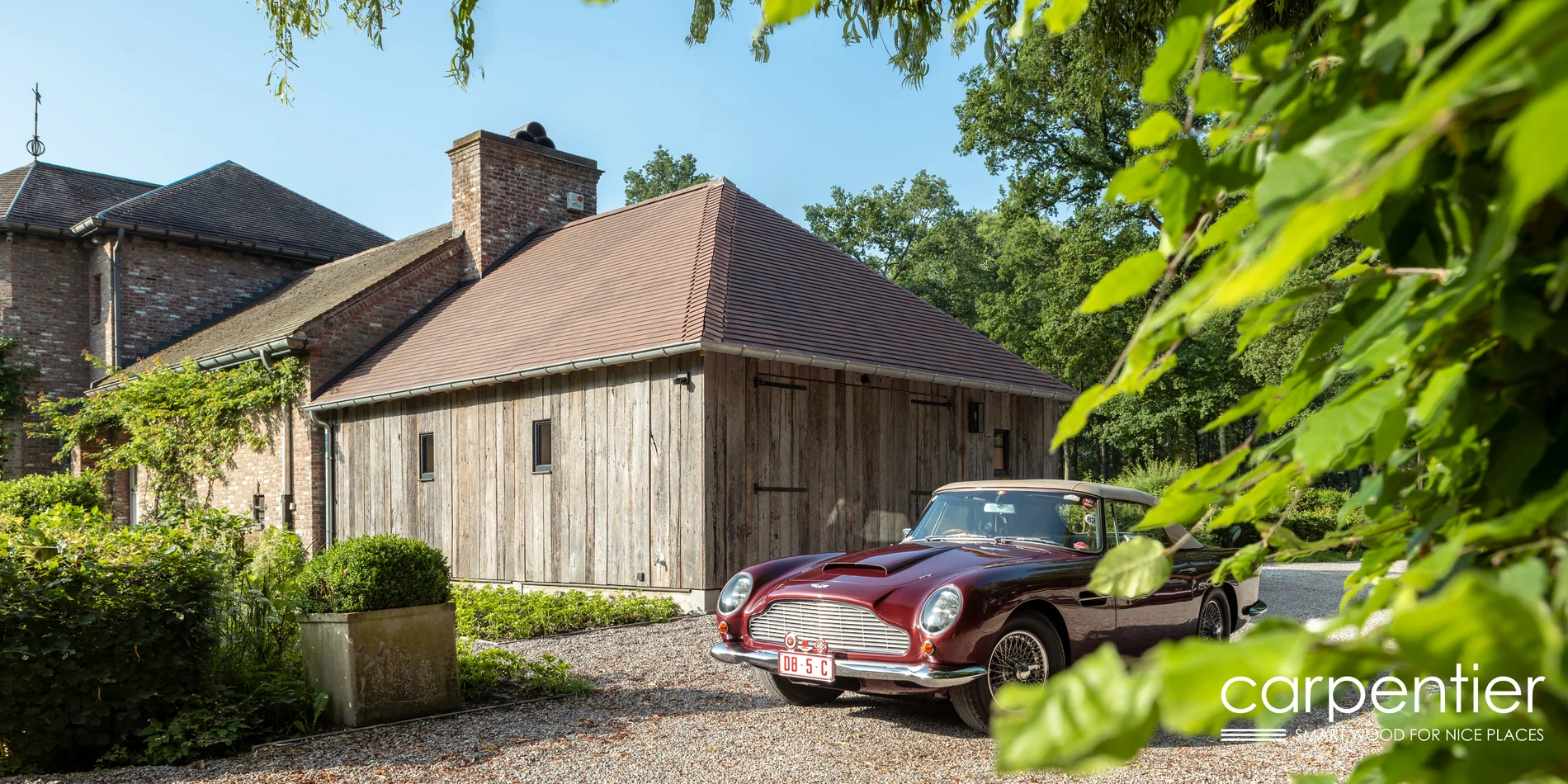 Rustikale Garage mit Fassade aus wiederverwendetem Altholz, Barnwood, mit Oldtimer