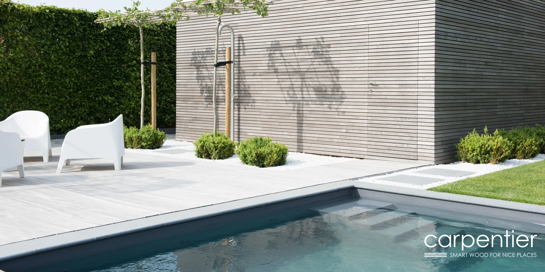 Poolhaus mit heller, gekälkter Holzfassade in horizontaler Lattung