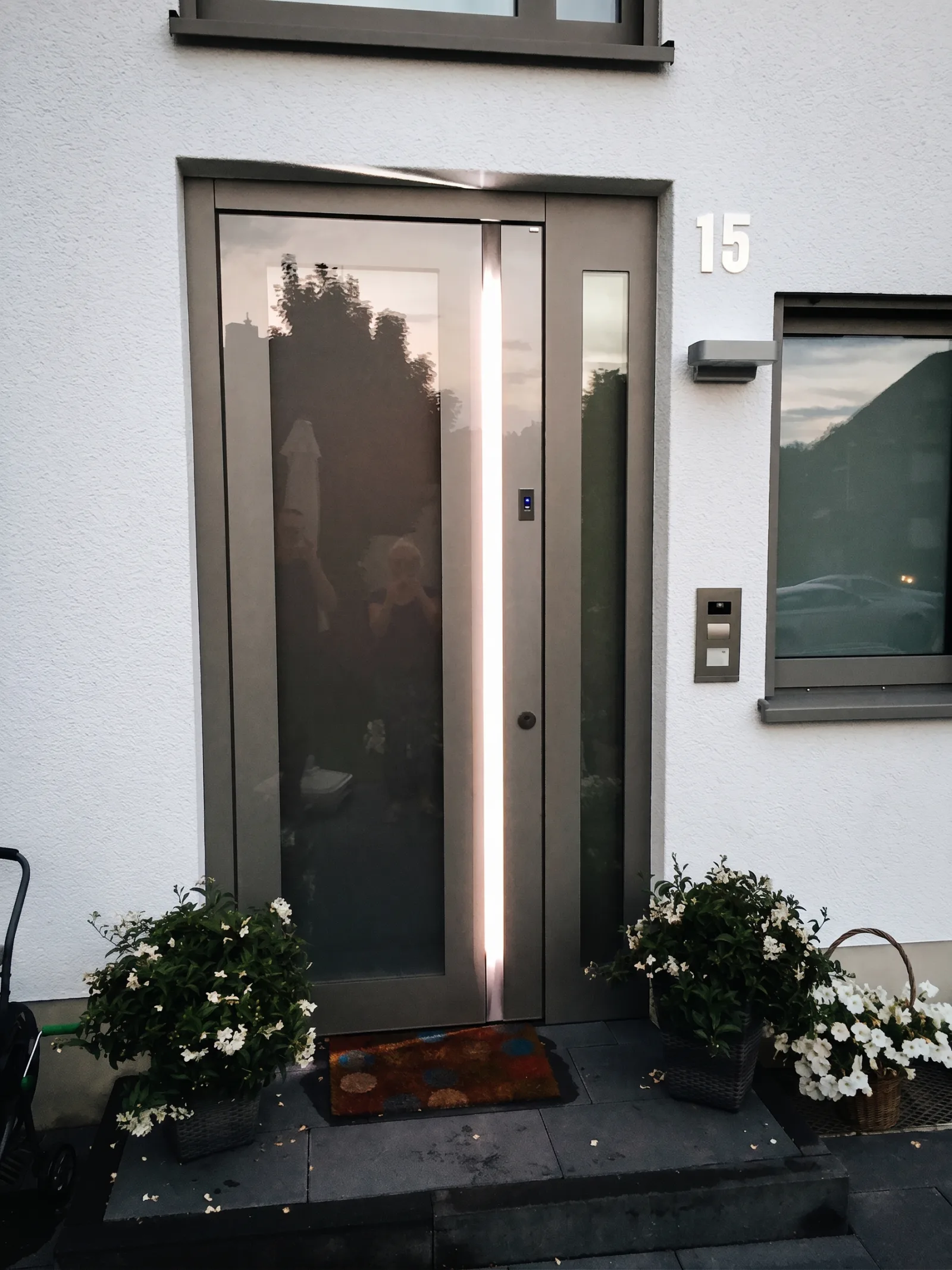 Premium-Haustür nach Maß in Anthrazit mit Glas-Seitenteil